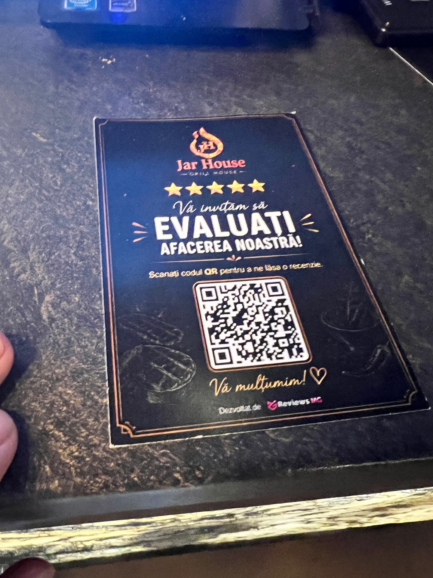 Cod QR ReviewsMG personalizat pentru Jar House, așezat pe masă