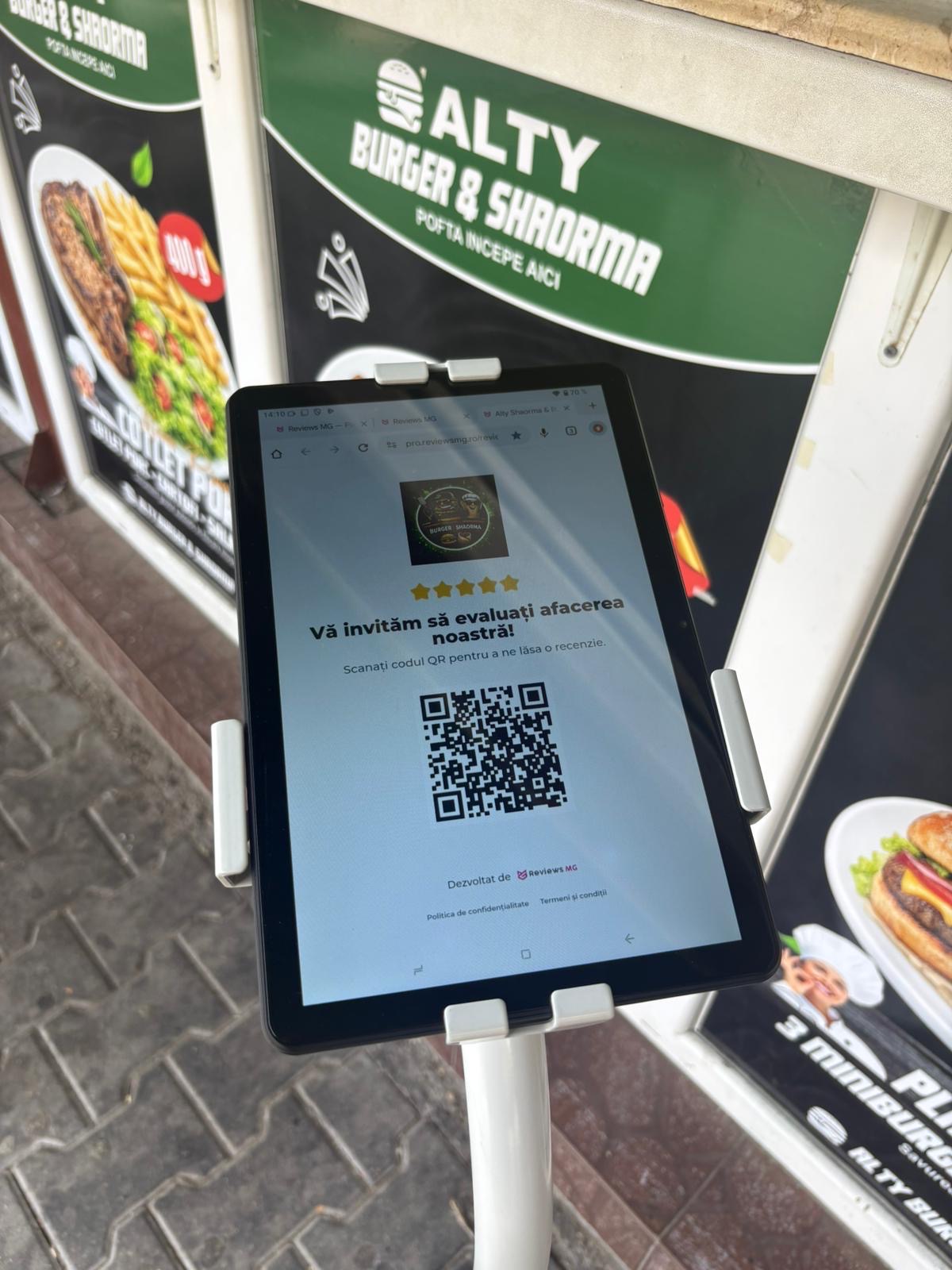 Cod QR ReviewsMG afișat pe o tabletă la Alty Burger & Shaorma