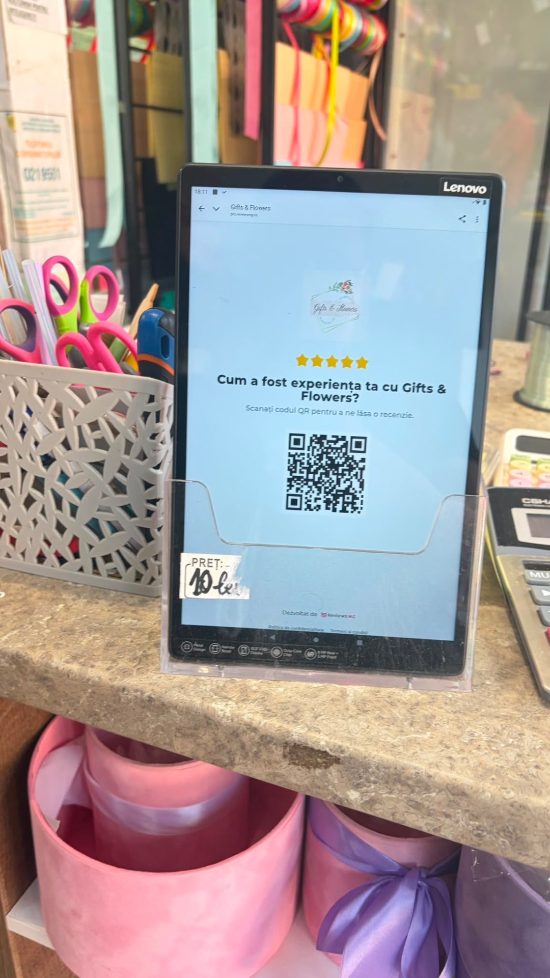 Cod QR ReviewsMG afișat pe tabletă la Gifts and Flowers