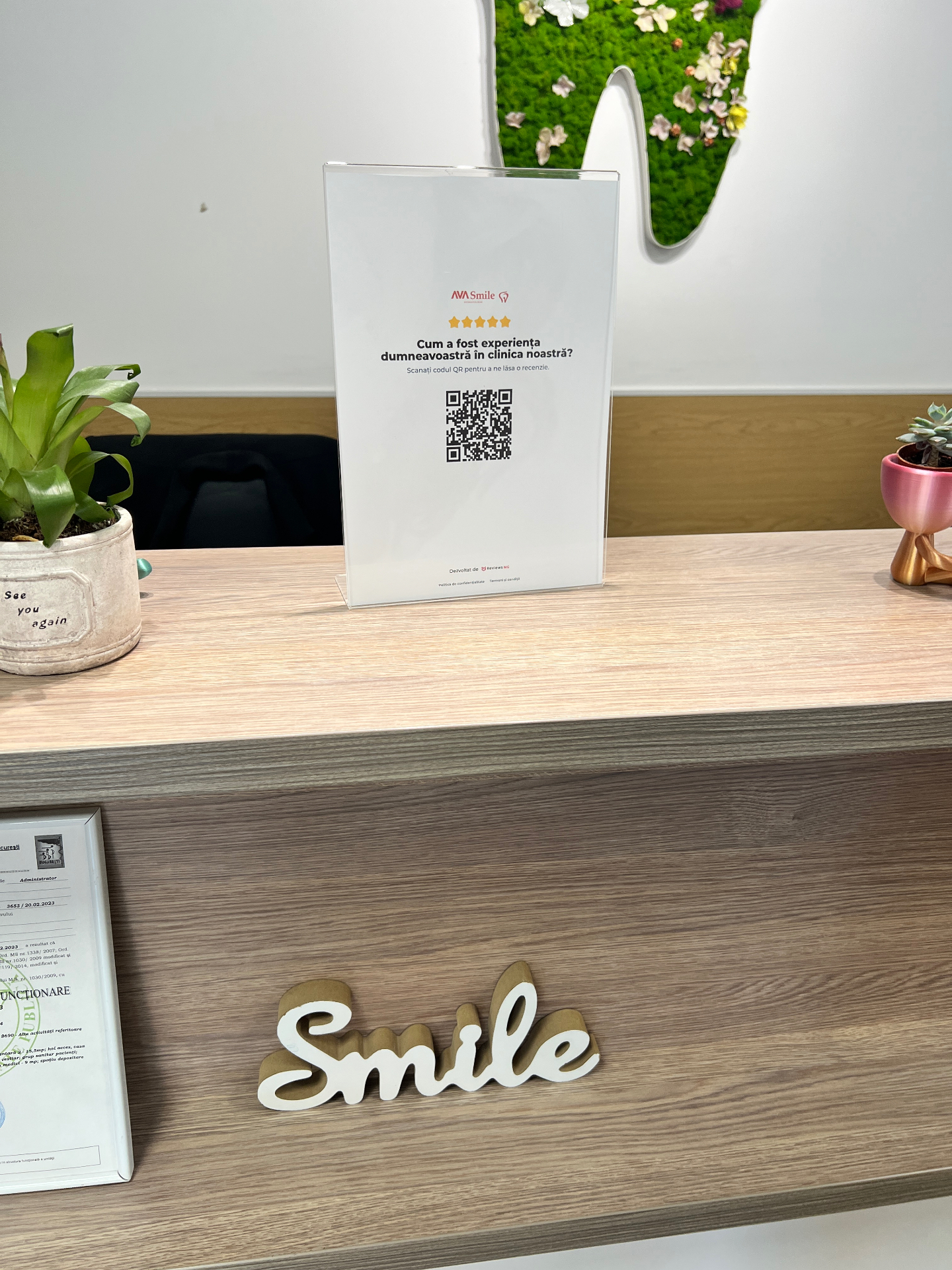 Suport de masă cu un cod QR ReviewsMG la AVA Smile