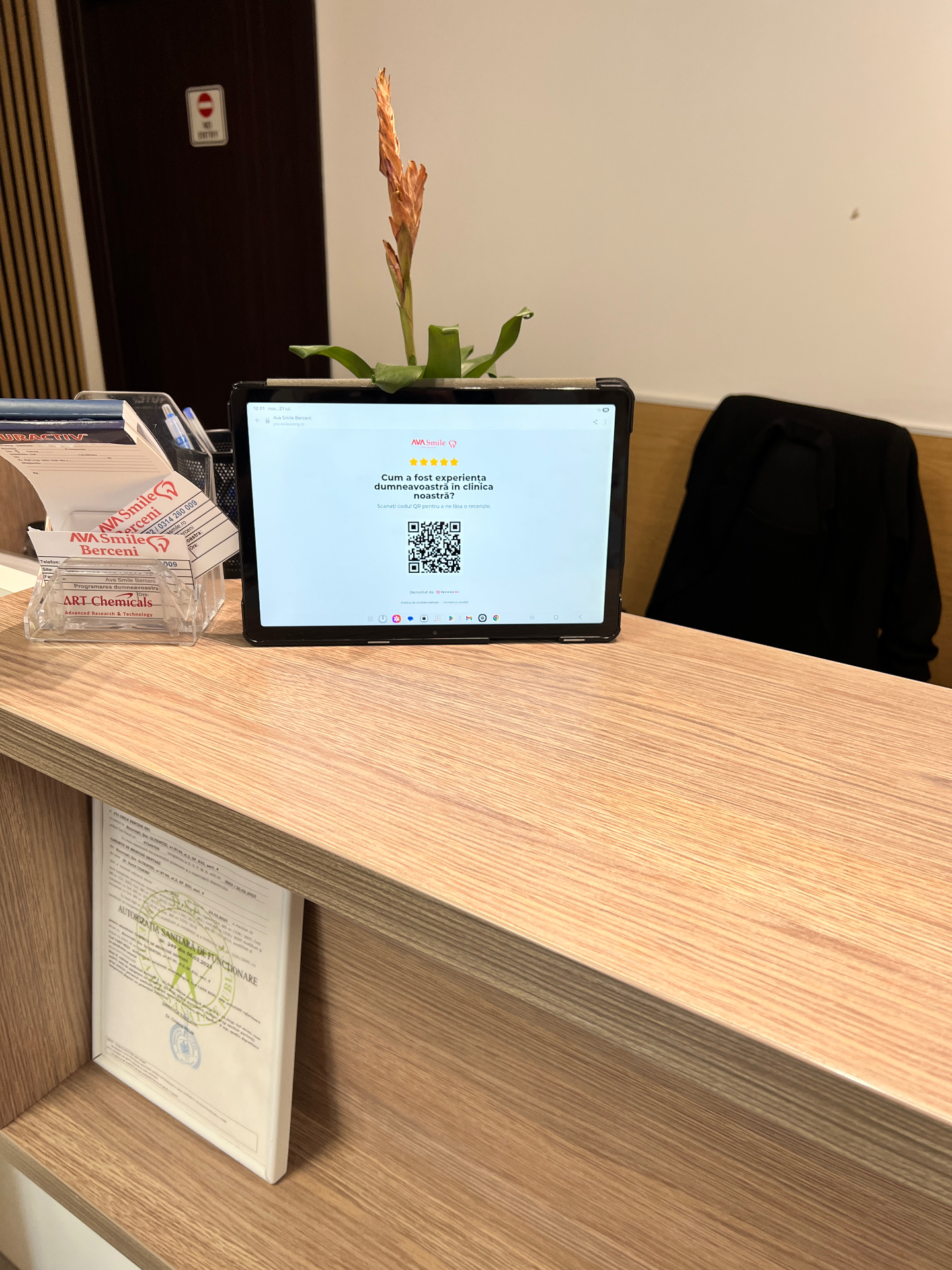 Tabletă cu un cod QR ReviewsMG la recepția AVA Smile