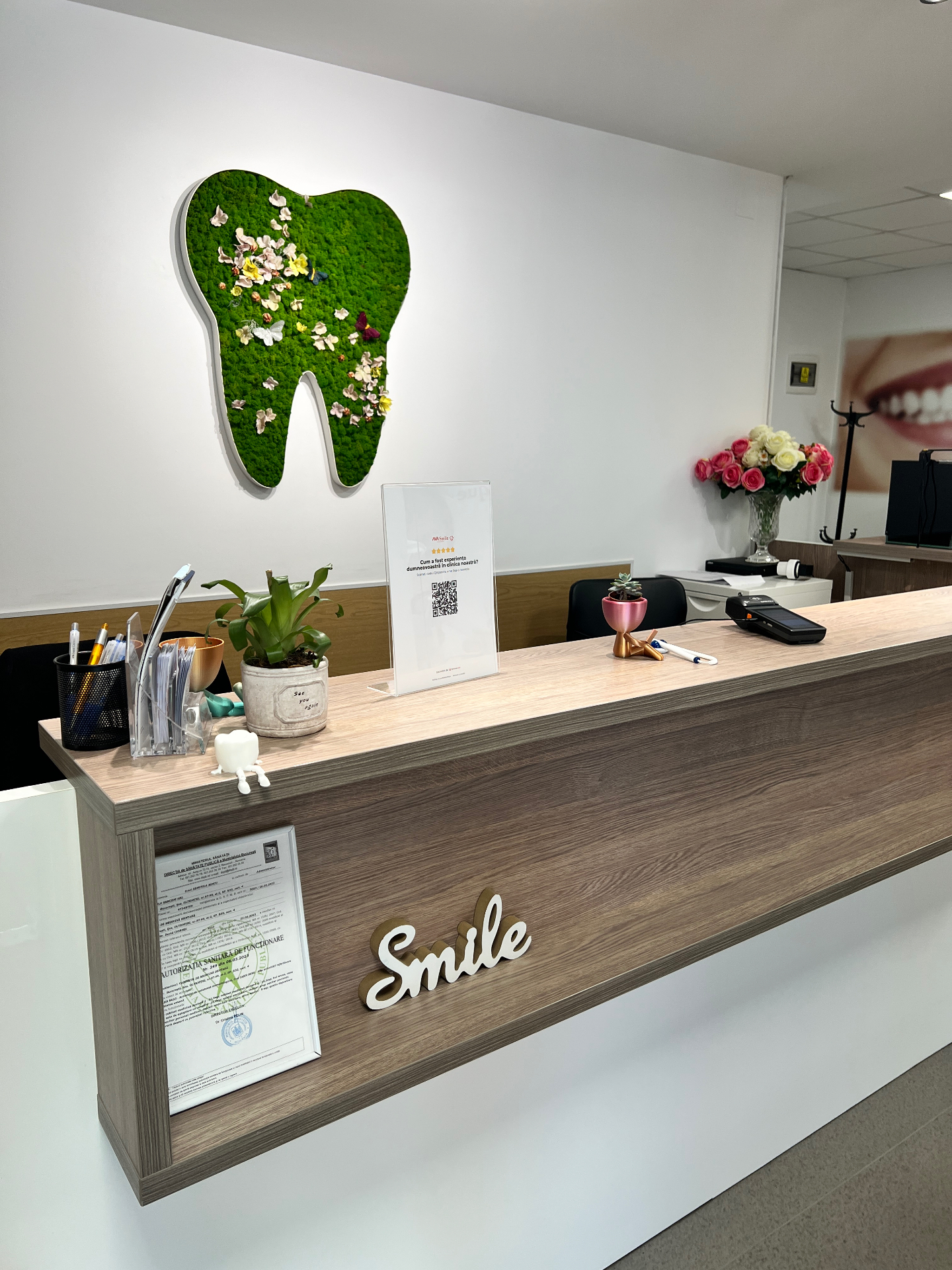 Cod QR ReviewsMG amplasat la recepția clinicii AVA Smile